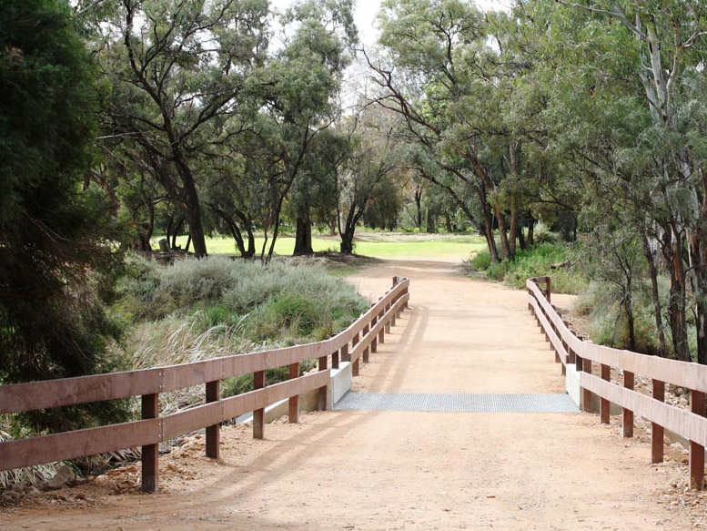 Integrated Recycled Plastic Fencing (Bridge) Integrated Recycled Plastic Fencing (Bridge)