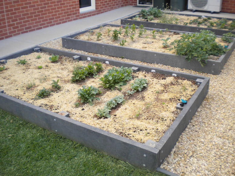 Integrated Recycled Plastic Garden Edging Integrated Recycled Plastic Garden Edging