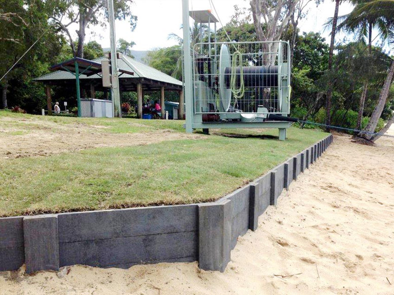 Integrated Recycled Plastic Retaining Wall (Beach)